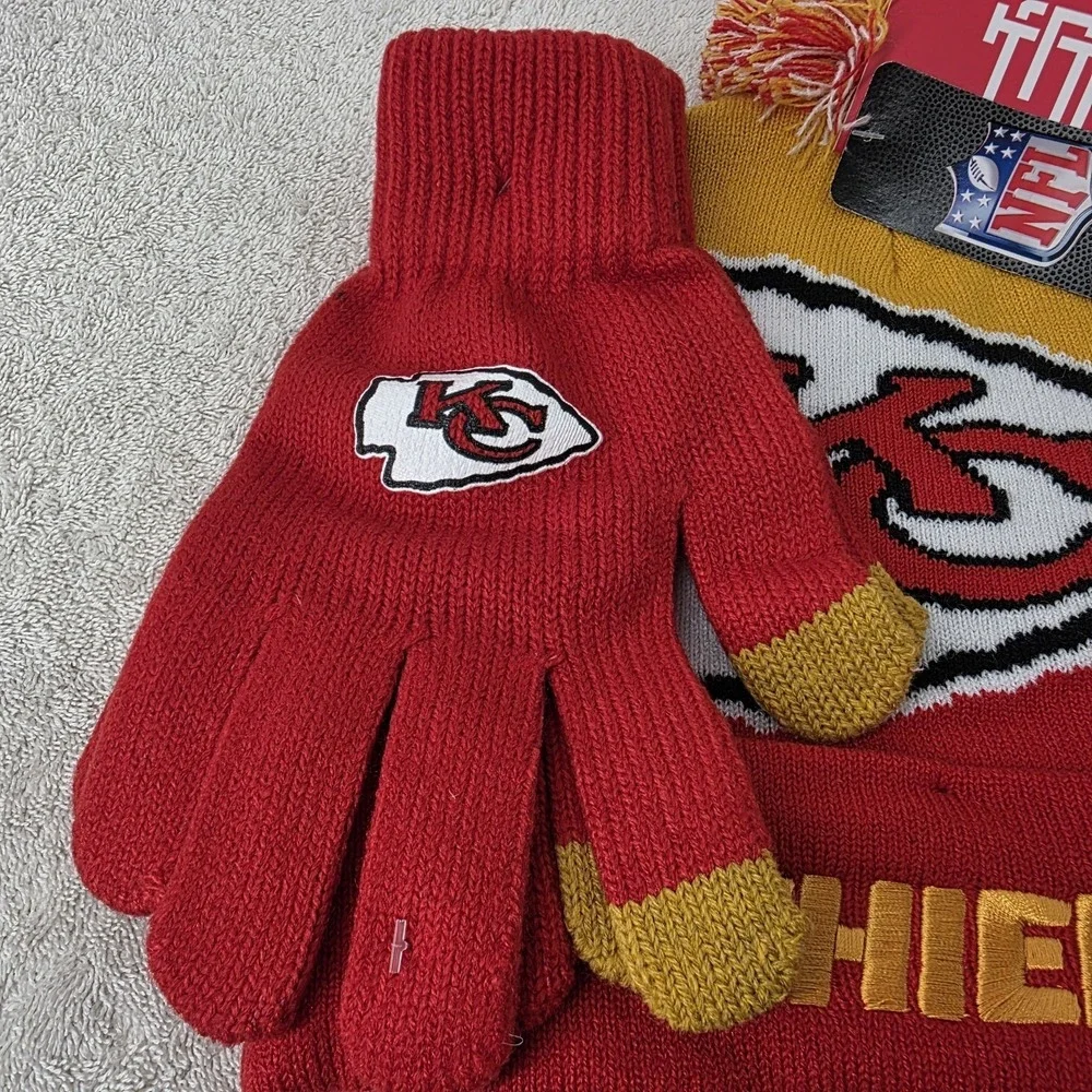 Ultra Game NFL Kansas City Chiefs Winter Beanie Knit Pom Hat with Gloves Set NEW